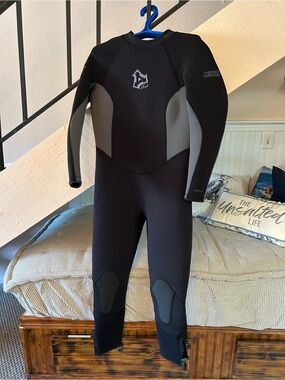 Black & Gray Xcel Women’s 876mm scuba dive wetsuit, size 12S w/ detachable hood
